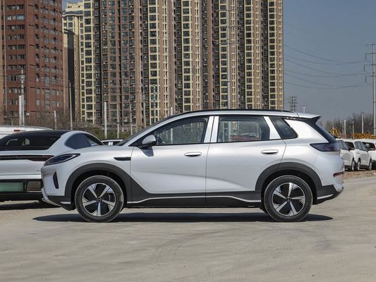 صفحه نمایش لمسی ویژگی های داخلی خودرو مدل 2025 BYD EV با سقف خورشیدی و 60.9 کیلو وات ساعت انرژی باتری شارژ سریع خودرو الکتریکی فروش داغ