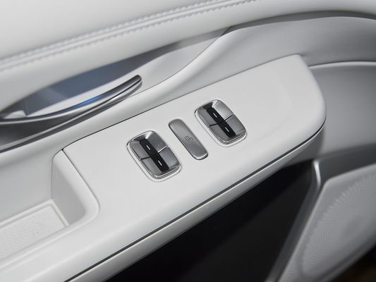 2025 Xpeng G9 SUV کاملا الکتریکی 93.1kWh ظرفیت باتری 423kW حداکثر قدرت موتور 680 کیلومتر برد طولانی و شارژ سریع با سقف خورشیدی